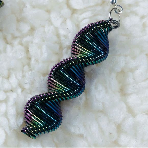 Spiral rainbow holographic earrings - Picture 3 of 4